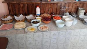 a counter topped with bowls of food and other ingredients at Hotel Reyna in Ayaviri