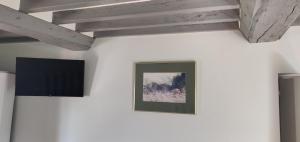 una foto su un muro in una stanza di Aux belles pierres a Carcagny
