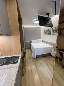 Cette petite chambre comprend un lit et une cuisine. dans l'établissement Noamar Pituba, à Salvador