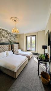 1 dormitorio con 2 camas y lámpara de araña en INNit Bliss, en Brighton & Hove