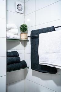 een badkamer met handdoeken aan de muur bij 50% Rabatt - zentral - Designstudio - 3 Pers. in Wiesbaden