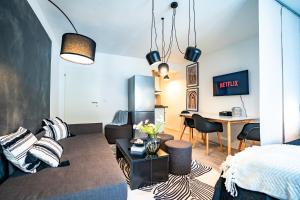 een slaapkamer met een bed en een bureau in een kamer bij 50% Rabatt - zentral - Designstudio - 3 Pers. in Wiesbaden