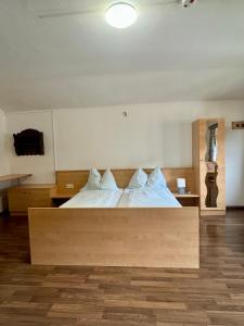 Łóżko lub łóżka w pokoju w obiekcie SKILL Mountain Lodge - Ski und Bike Hostel im Sommer mit JOKER CARD