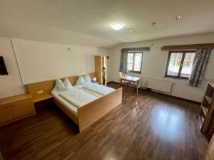 Łóżko lub łóżka w pokoju w obiekcie SKILL Mountain Lodge - Ski und Bike Hostel im Sommer mit JOKER CARD