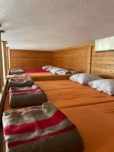 a row of empty beds in a room at Hospezi Santa Maria 