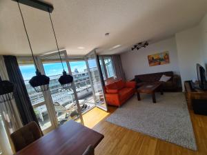 ein Wohnzimmer mit einem Sofa und einem Tisch in der Unterkunft Ridler in München
