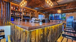 聖胡安拉拉古納的住宿－Glamping El Pájarero，酒吧设有木柜台,提供葡萄酒