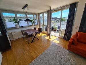 ein Wohnzimmer mit einem Tisch und einem Sofa in der Unterkunft Ridler! Theresienwiese Oktoberfest, parking & rooftop terraces 2 room in München