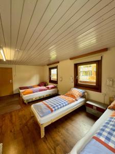Łóżko lub łóżka w pokoju w obiekcie SKILL Mountain Lodge - Ski und Bike Hostel im Sommer mit JOKER CARD