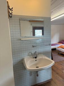 Łazienka w obiekcie SKILL Mountain Lodge - Ski und Bike Hostel im Sommer mit JOKER CARD