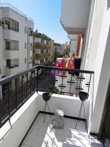 Un balcón con 2 mesas y sillas en un edificio en DOUBLE Studio en Rabat