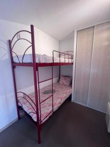 La villa De Lina 431 -Self Check In - في جالارجو له مونتو: غرفة نوم بسريرين بطابقين في غرفة