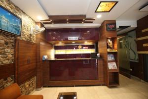 un ristorante con bar al centro di una stanza di Hotel RV Regency ad Amritsar