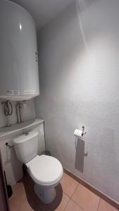 加拉克勒蒙圖的住宿－La villa De Lina 431 -Self Check In -，浴室配有白色卫生间和白色橱柜。