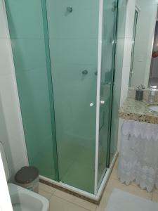 uma casa de banho com um chuveiro, um WC e um lavatório. em AP encantador na Praia do Forte! (208) em Cabo Frio