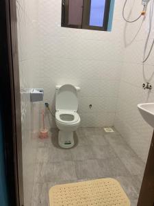 ein Bad mit einem WC und einem Waschbecken in der Unterkunft Jay Apartments in Mbarara