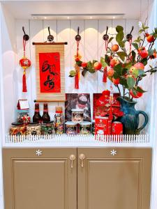 Thôn Kim Long (1)的住宿－Moon Homestay，满是食物的 ⁇ 子和装有植物的花瓶