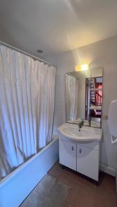 加拉克勒蒙圖的住宿－La villa De Lina 431 -Self Check In -，白色的浴室设有水槽和镜子