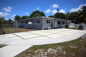 a house with a tennis court in the yard at The place to Be in Miami Gardens
