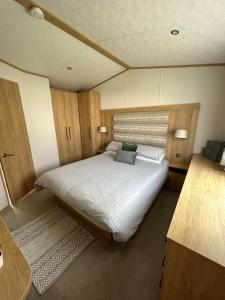 Ulrome的住宿－The Luxe Lodge, Skipsea Sands Bridlington，一间卧室,卧室内配有一张大床
