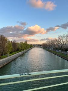 uitzicht op een rivier met een brug op de achtergrond bij Olympique 700m du Stade de France in Saint-Denis