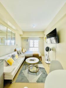 un soggiorno con un divano e un tavolo di N2 Sleek Urban Escape a Città di Iloilo Altre 10 foto