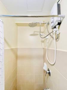 e bagno con doccia. di N2 Sleek Urban Escape a Città di Iloilo