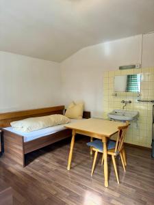 Kuchnia lub aneks kuchenny w obiekcie SKILL Mountain Lodge - Ski und Bike Hostel im Sommer mit JOKER CARD