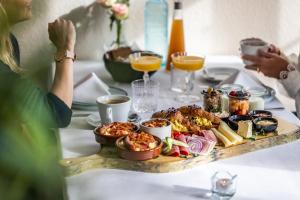 una bandeja de comida en una mesa con un plato de comida en Marsk Hotellet en Højer