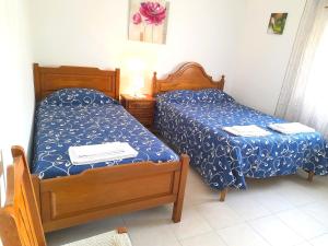 - 2 lits installés l'un à côté de l'autre dans une chambre dans l'établissement Pacheco's Guesthouse, à Lagos