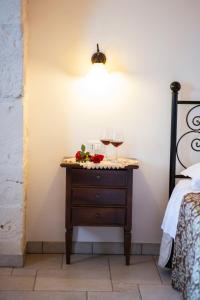 Magravì في ألبيروبيلو: طاولة مع كؤوس النبيذ والزهور عليها