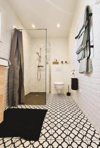 y baño con ducha de cristal y aseo. en La Petite Maison du Bassin d'Arcachon - 40 m2, climatisée, indépendante et au calme en Audenge