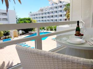 - une table avec une bouteille de vin sur le balcon d'un hôtel dans l'établissement RELAX, à Playa de Fañabé