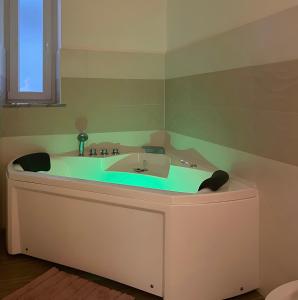 een badkamer met een wastafel en een spiegel bij R Home in Ischia