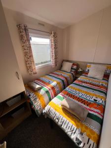 Llit o llits en una habitació de Cosy Caravan