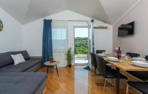 ein Wohnzimmer mit einem Tisch und einem Sofa in der Unterkunft Apartment near the center/beach in Pula