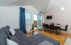 ein Wohnzimmer mit einem Sofa und einem Tisch mit Stühlen in der Unterkunft Apartment near the center/beach in Pula