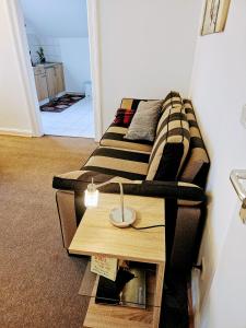 - un canapé dans le salon avec une table dans l'établissement Apartment Jackie, à Bielefeld