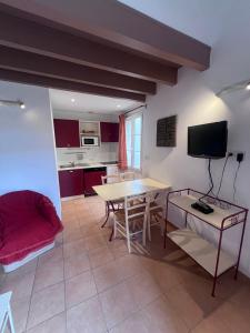 La villa De Lina 431 -Self Check In - في جالارجو له مونتو: غرفة معيشة مع طاولة ومطبخ