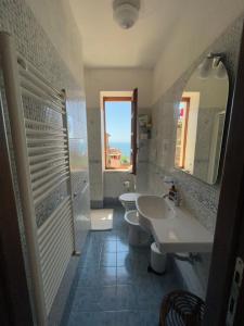a bathroom with two sinks and two toilets at La Corinna in Lerici