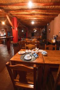 un tavolo in legno con cibo sopra in un ristorante di Hotel de campo luna a Tinogasta