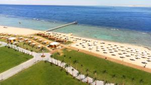 - une vue aérienne sur une plage avec des parasols et l'océan dans l'établissement Rixos Radamis Sharm El Sheikh, à Charm el-Cheikh