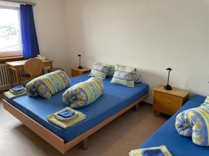 にあるHospezi Santa Mariaの青いシーツと枕が備わるベッド1台が備わる客室です。