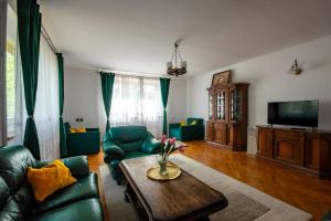 - un salon avec un canapé et une table dans l'établissement Duże mieszkanie, ogród i parking, à Radwanice