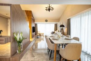 a dining room and living room with a table and chairs at Nardi Nişantaşı in Istanbul