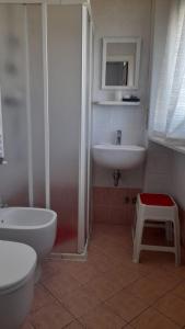 y baño con aseo y lavamanos. en Hotel Moranna en Lido di Camaiore