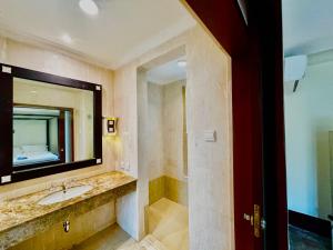bagno con lavandino e specchio di Mai Villa a Jimbaran