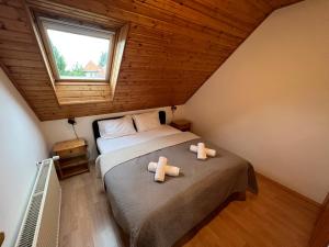 ein Schlafzimmer mit einem Bett mit zwei Handtüchern darauf in der Unterkunft Lucky Villa in Hévíz