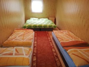 Een bed of bedden in een kamer bij Chalupy u PIERA