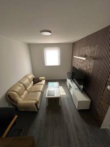 - un salon avec un canapé et une télévision dans l'établissement Modular House New Belgrade, à Belgrade